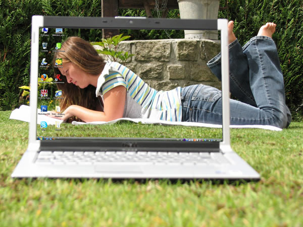 40 Creative “Transparent Screen” Trick Photos