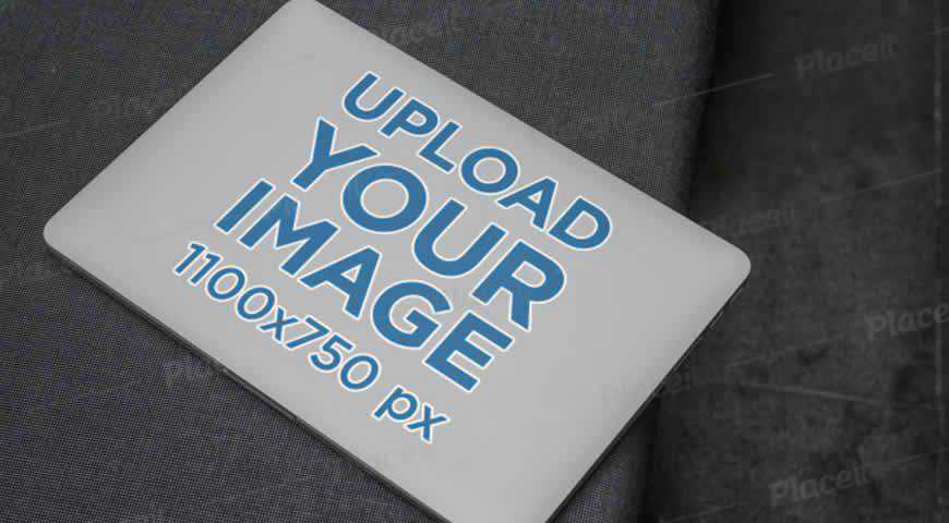 Etiqueta adhesiva colocada en una plantilla de maqueta PSD de Photoshop para MacBook